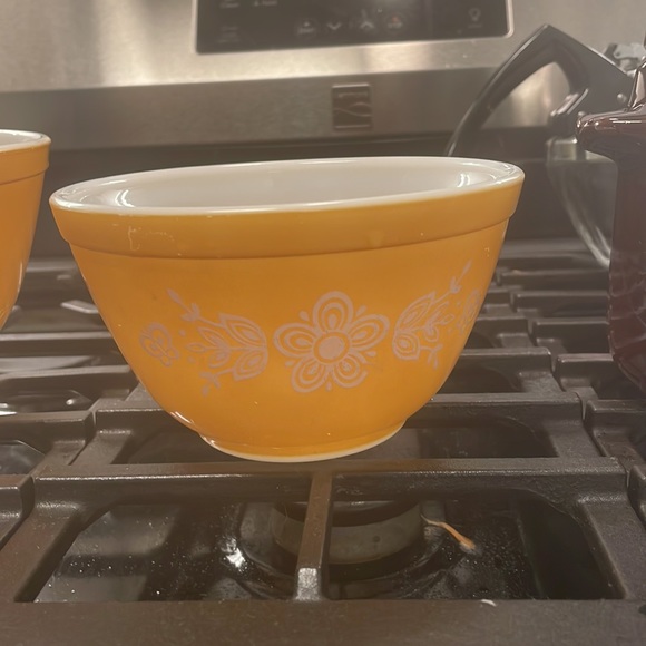 Vintage Pyrex mixing bowl set of three butterfly gold pattern. EUC! - Picture 4 of 6